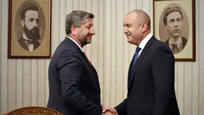 Радев към ДБ: Предлагате да се разоръжим по време на война, аматьорско е