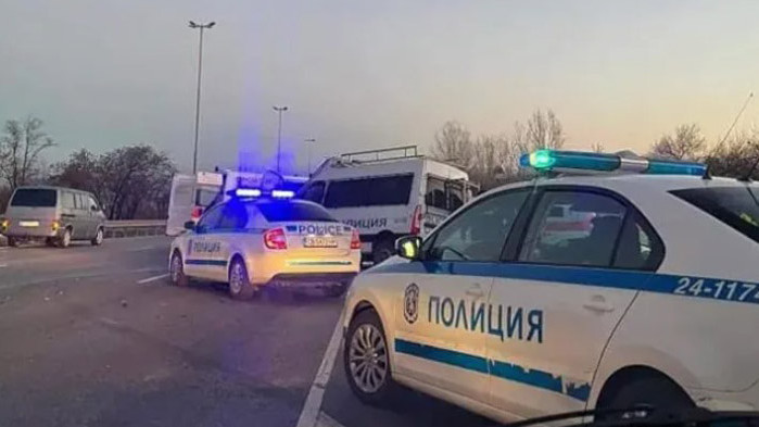 Поредна гонка с мигранти, има пострадали полицаи