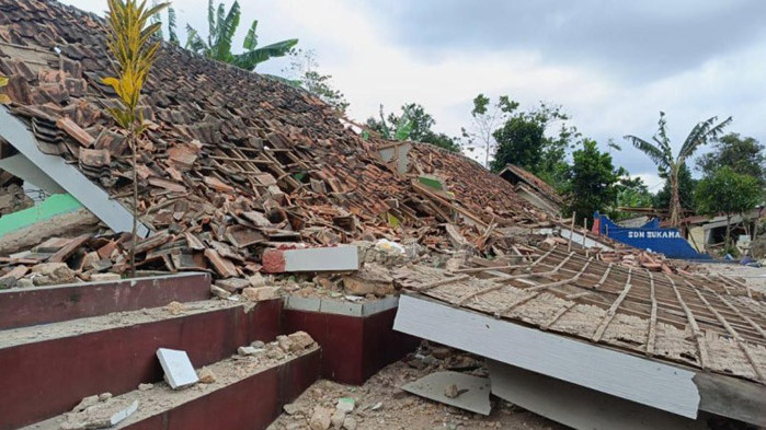 В Индонезия, продължават усилията да спасителите да открият оцелели след