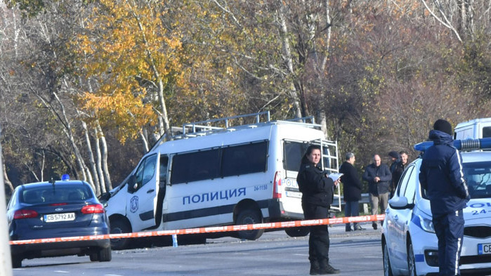 Шофьорът на буса с мигранти е българин