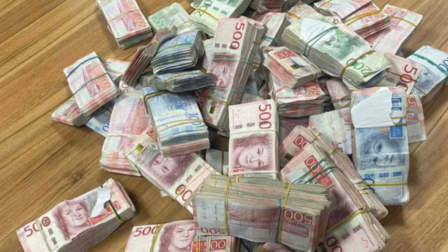 Служители от отдел Митнически мобилни групи са открили недекларирана валута за