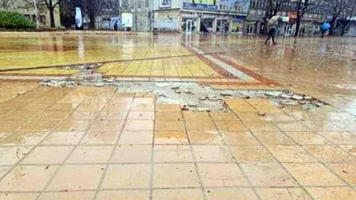 Дейностите по ремонта на пешеходната зона в центъра на Добрич