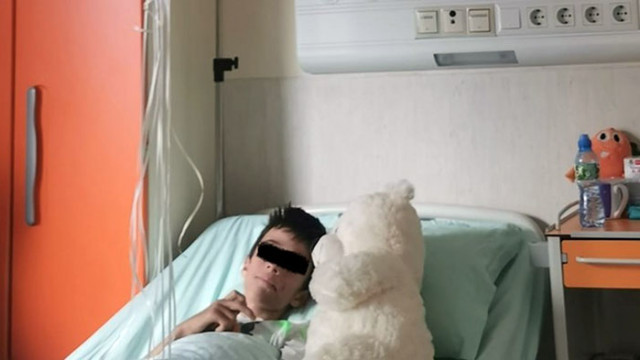 Бащата на Сашко качи нова снимка на детето от болницата