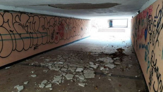 Срути се таван на оживен подлез във Варна