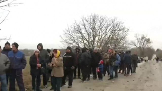 Недоволни жители на плевенско село затварят главния път София Плевен в