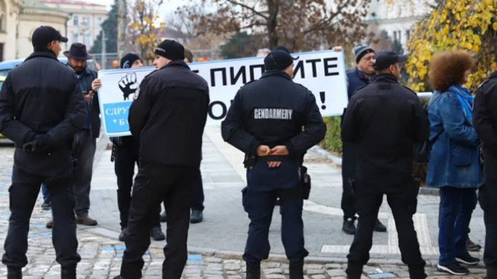Скромно мероприятие се провежда пред Народното събрание, докато депутатите обсъждат