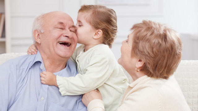 Защо е добре, когато внуците често са с бабите и дядовците