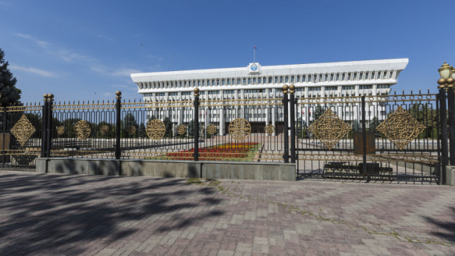 Пожар избухна в парламента на Киргизстан съобщават Ройтерс и Интерфакс