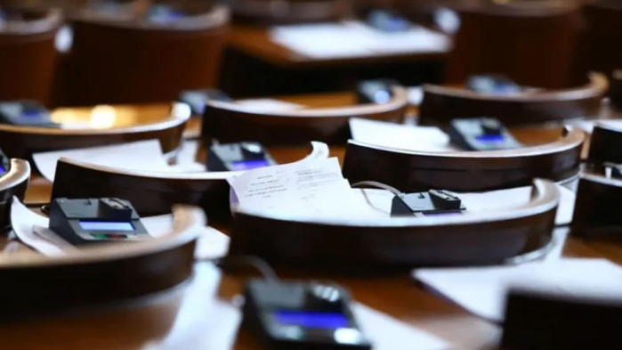 Със 151 гласа за, 42 гласа против и 8 гласа