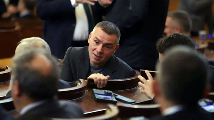 Депутатът Христо Петров, известен като Ицо Хазарта предпочете да пее