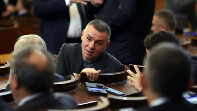 Депутатът Христо Петров известен като Ицо Хазарта предпочете да пее