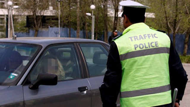 Двама полицаи са били хванати с подкуп в Благоевградско, съобщиха