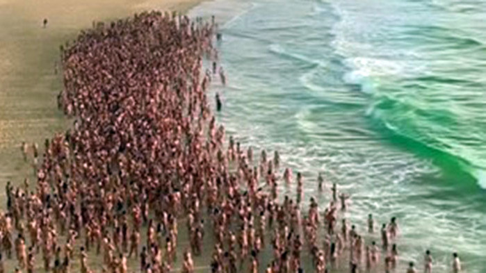 Около 2500 души съблякоха дрехите си, за да позират пред