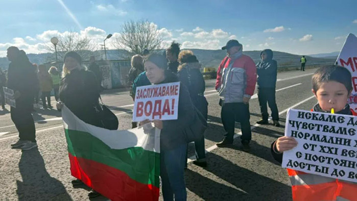 Недоволни жители на Омуртаг блокираха за половин час главен път
