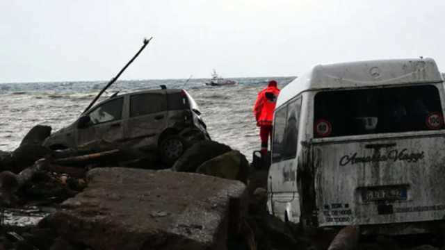 Осем души загинаха под свлачища на италианския остров Искиа близо