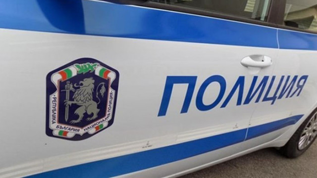 Полицаят ранен след гонка с мигранти край Казичене остава в
