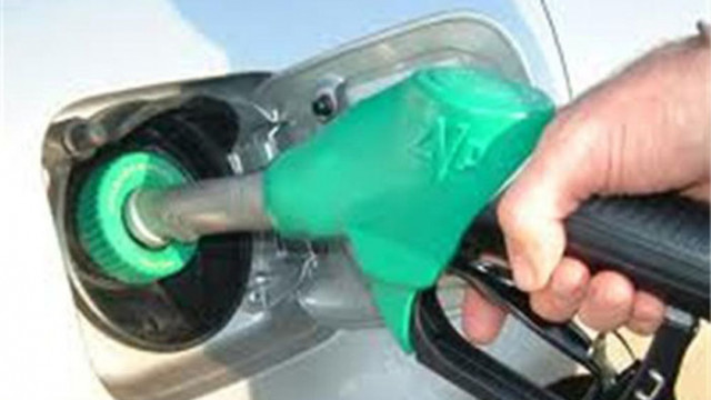 Бензинът най-евтин от март насам, поевтиня с 10 ст. за месец