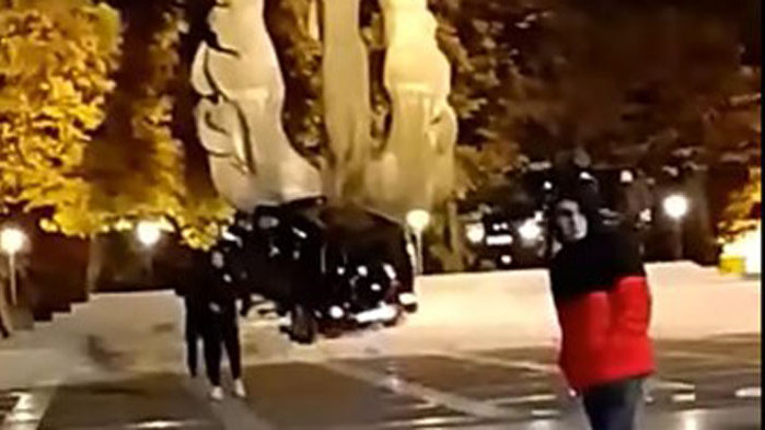 Клип, на който е заснет джип, катерещ се по стъпалата