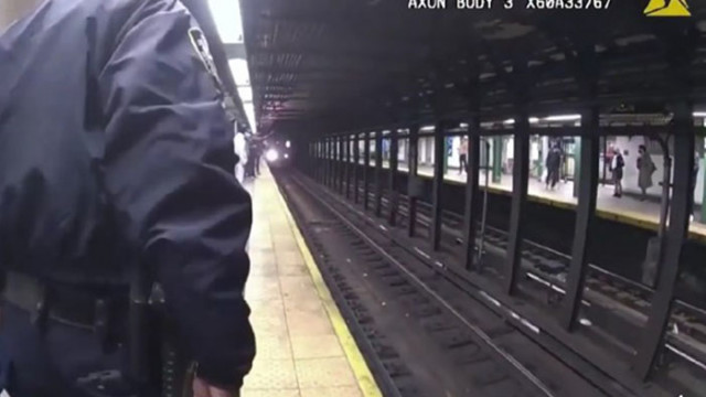 Спасиха мъж секунди преди да бъде блъснат от метрото (ВИДЕО)