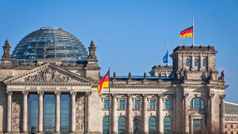 Германия обмисля да улесни кандидатстването за гражданство съобщава Ройтерс. Министерството на вътрешните