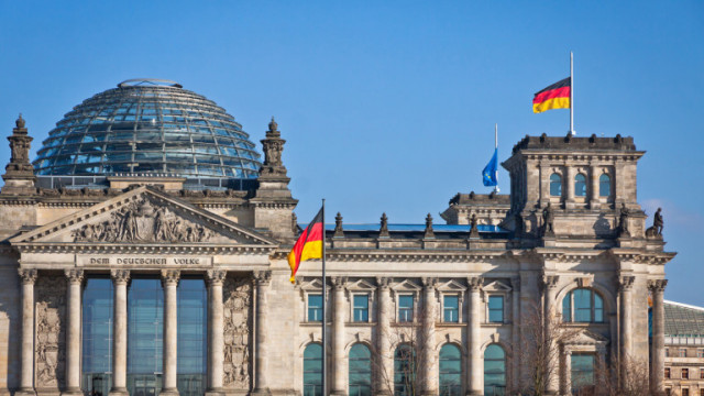 Германия обмисля да улесни кандидатстването за гражданство съобщава Ройтерс Министерството на вътрешните