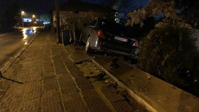 14-годишен подкара луксозна кола и се заби в ограда (ОБНОВЕНА)