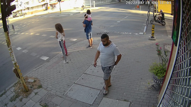 МВР издирва мъж ограбил жена във Варна  съобщават от Областната дирекция