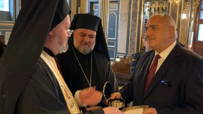 Бойко Борисов бе посрещнат в Желязната църква с благословия пред