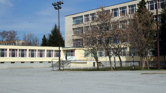 1654 общински и държавни училища разполагат с физкултурни салони, 536