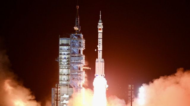 Екипажът на Китайската космическа станция ще бъде сменен за първи