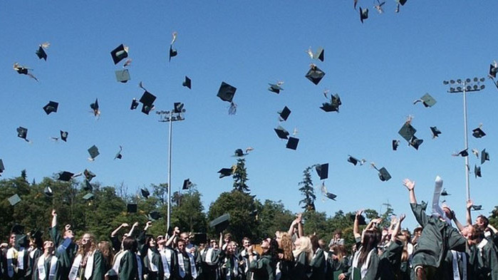Дипломите за висше образование вече ще са без холограмен стикер