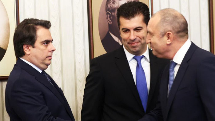 Свалят президентът и администрацията от колите на НСО Президентът да