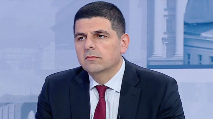 Имам съмнения дали служебното правителство работи в интерес на държавата.