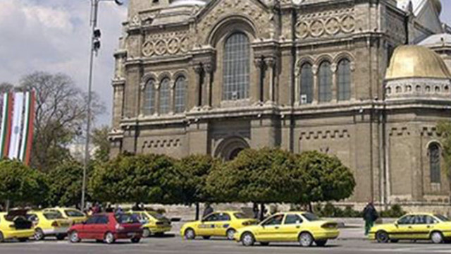 В събота няма да допускат автомобили на таксиметровата стоянка пред Катедралата във Варна