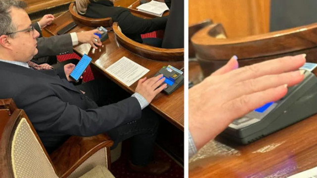 Снимки на дългите нокти на депутата от Демократична България Стоян