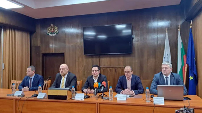 Дадох червен картон на двама от старите членове на Надзора