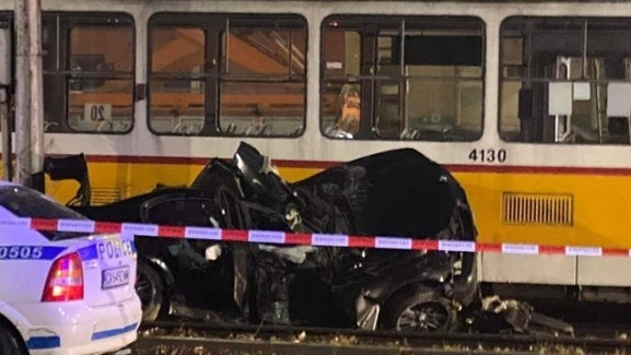 Видео е запечатало момента от катастрофата на авомобил и трамвай в София