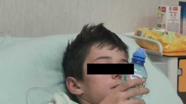 Изписаха момчето герой от Пирогов Стъпалата му са наранени и