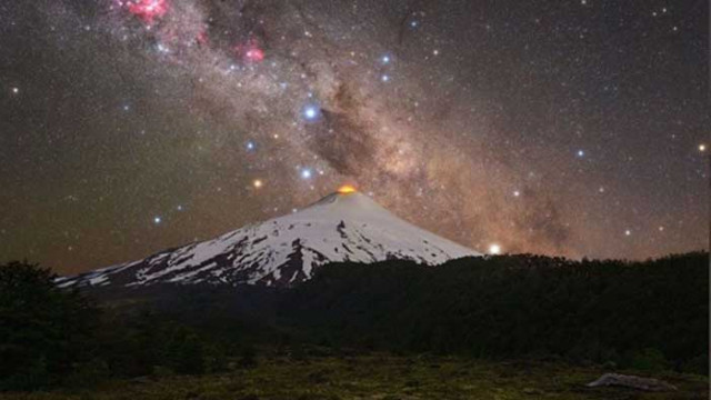 Вулканът Вилярика в Чили озари небето в червено призори на
