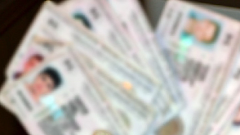 Повдигнаха обвинения на трима фалшификатори на документи