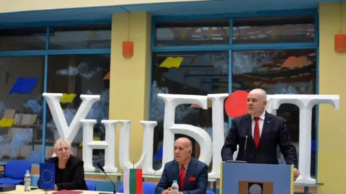 Бъдещето е във вас. Вие поставяте основите на нова и