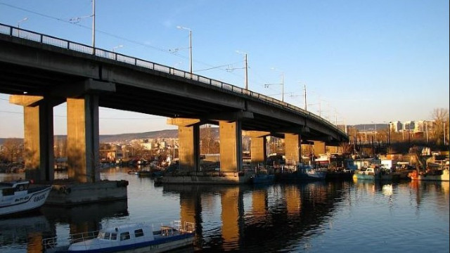 Черната статистика продължава: Мъж спря колата си и се хвърли от Аспарухов мост