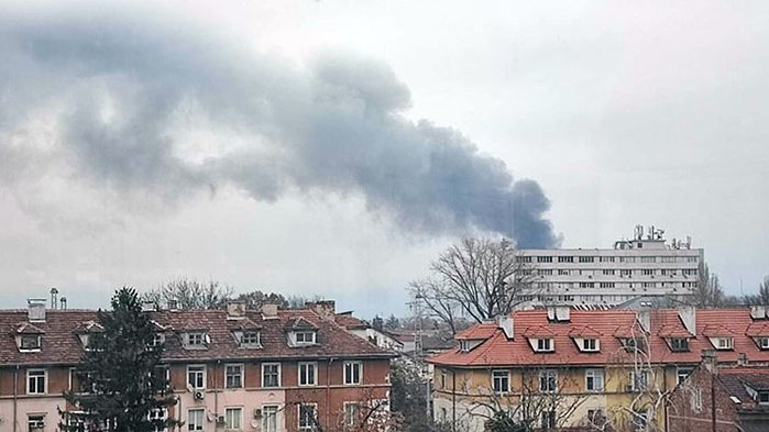 Гъст черен дим от пламнали неизползваеми коли стресна софиянци. Огънят