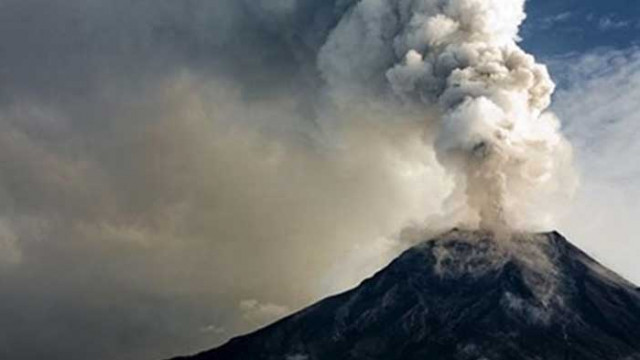 Вулканът Семеру на индонезийския остров Ява е започнал да изригва