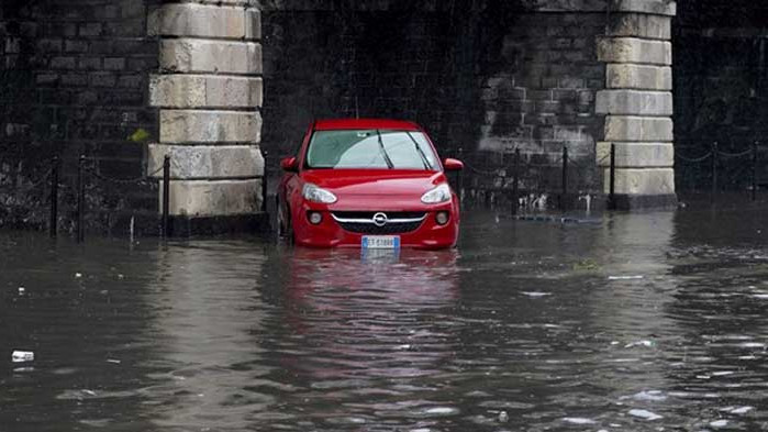 Тежки наводнения на остров Сицилия. Придошлите води затвориха много от