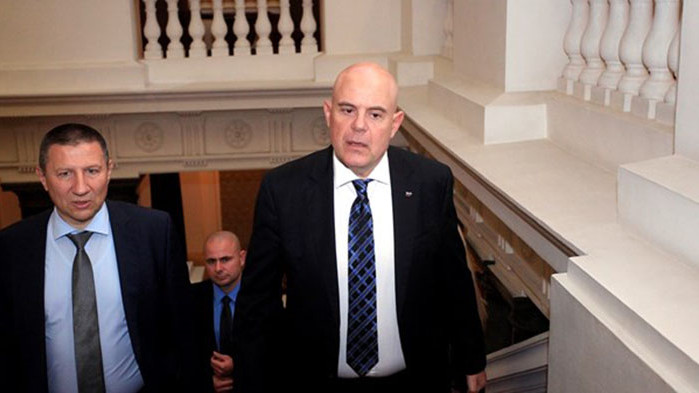 Гешев иска от Рюте доказателства за 50-те евро, Гълъб Донев вика трима министри на среща