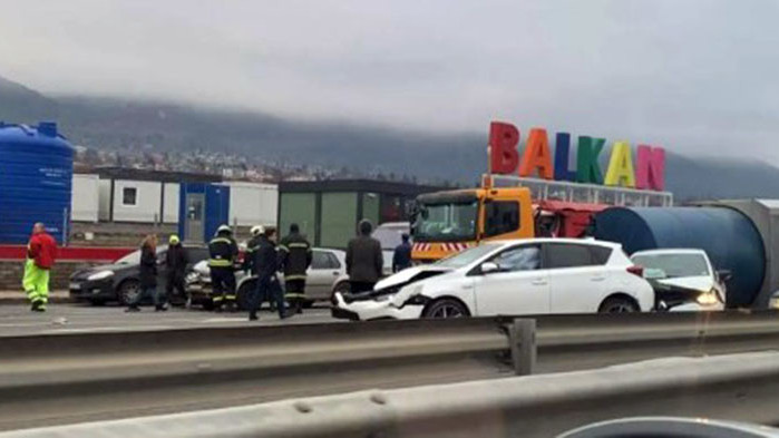 10 автомобила и два ТИР-а се удариха на Околовръстното шосе
