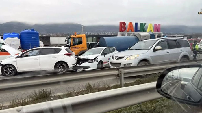 Верижна катастрофа на Околовръстното шосе в София: 10 автомобила и два ТИР-а се удариха