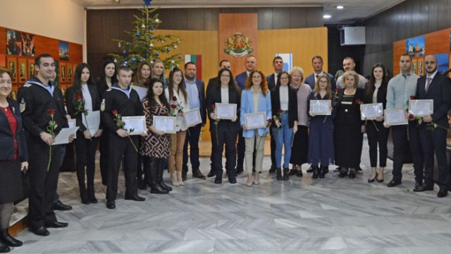 20 студенти получиха награди за отлични резултати (СНИМКИ)