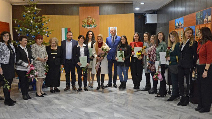 Наградиха млади учители за мотивиран старт в професията (СНИМКИ)